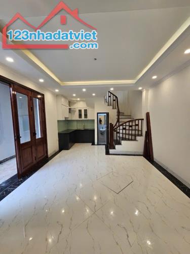 Bán nhà ,Nguyễn Văn Cừ - Vị trí đắc địa, đầy đủ tiện ích xung quanh
 • Diện tích: 52m² 5