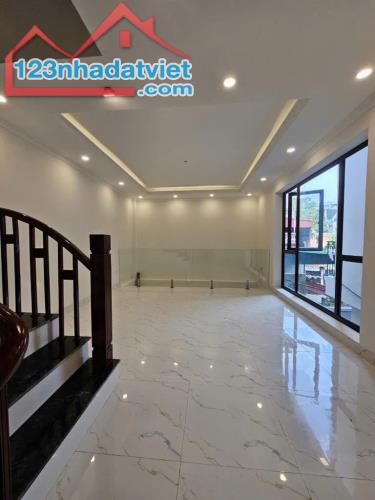 Bán nhà ,Nguyễn Văn Cừ - Vị trí đắc địa, đầy đủ tiện ích xung quanh
 • Diện tích: 52m² 5 - 1