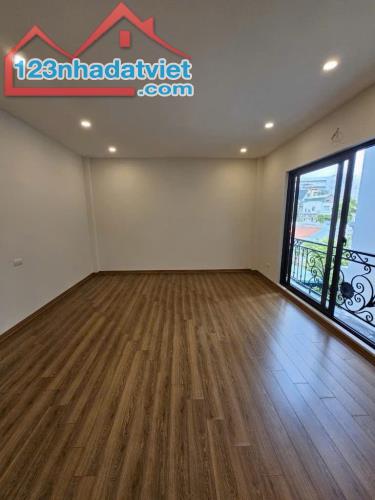 Bán nhà ,Nguyễn Văn Cừ - Vị trí đắc địa, đầy đủ tiện ích xung quanh
 • Diện tích: 52m² 5 - 3