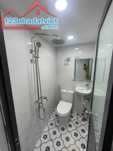 Bán Nhà Âu Cơ, Phường 10, Tân Bình, 21m2, chỉ 2 Tỷ Nhỉnh, 3 Tầng, Hẻm Rộng Xe 4 Chỗ - 2