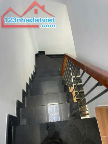 Bán Nhà Âu Cơ, Phường 10, Tân Bình, 21m2, chỉ 2 Tỷ Nhỉnh, 3 Tầng, Hẻm Rộng Xe 4 Chỗ - 3