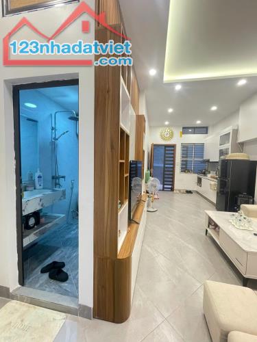 BÁN NHÀ TÔN ĐỨC THẮNG Ô CHỢ DỪA ĐỐNG ĐA 40M2 4TỶ5 Ô TÔ ĐỖ CỬA NHÀ ĐẸP KHU CÁN BỘ