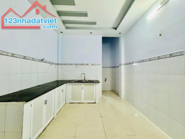 Định cư bán gấp nhà đường Ngô Gia Tự, Quận 5. Giá chỉ 2tỷ790. Hẻm ô tô. - 2