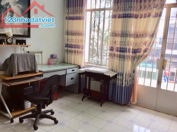 Bán Nhà 3 tầng mặt tiền đường Nguyễn Thị Minh Khai dt: 62m2 bán : 10 tỷ liên hệ: 090572408