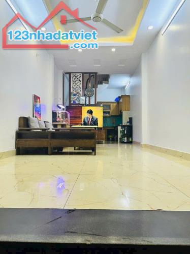 Nhà Đẹp Trần khát chân 5 tầng 35m² mặt tiền 3.3m rất thoáng.