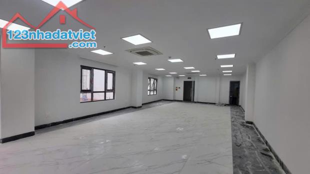 Bán Tòa Văn phòng Hoàng Quốc Việt 80m2, 8T, MT 6.5m, Ô tô thông, Vỉa hè rộng, giá 36 tỷ