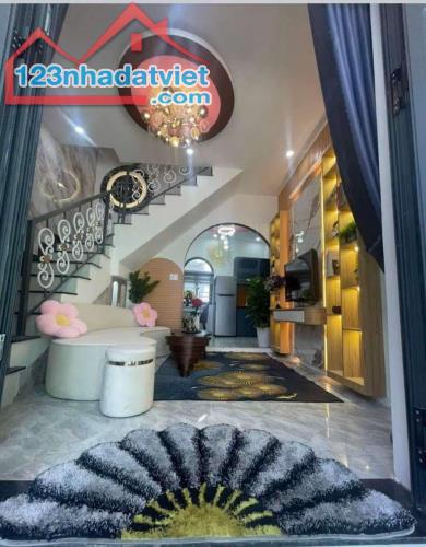 Villa 2 tầng - 3 mặt thoáng - Vài bước ra Tôn Thất Đạm - Nguyễn Tất Thành- kiệt Chuẩn 3m.