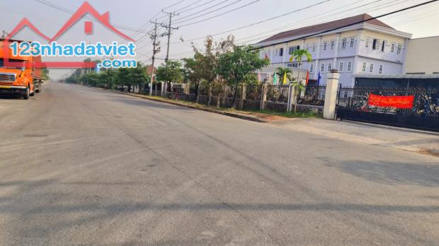 Cho thuê nhà xưởng 5000m2, giá 300 triệu, thuộc huyện Đức Hòa, Long An. 0974480757