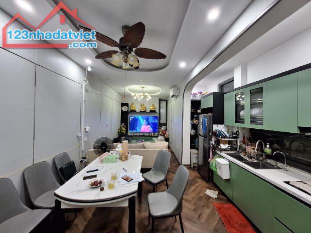 🏠 Nhà 4 Tầng mặt đường ,lô góc 3 mặt thoáng,kinh Doanh DT,-42.2m-MT:12m