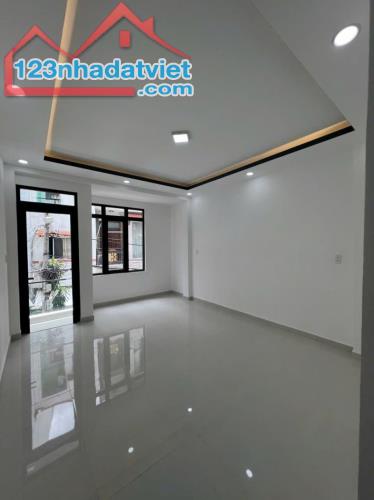 Q8 GIÁP QUẬN 1 - NGAY CẦU CHỮ Y - 6.1X14M - NHÀ MỚI KENG - TRỆT LẦU 2 PN- GIÁ 6.X TỶ. - 2