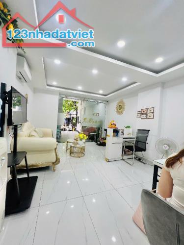 Bán nhà HXT Lý Chính Thắng Q.3, 6 tầng, 4.3 x 19, thang máy, chỉ 20 tỷ