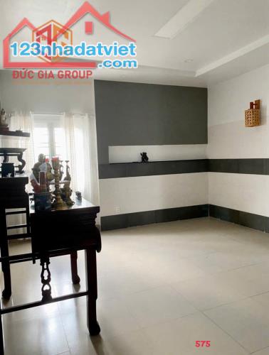 Nhà bán khu dân cư Tân Phong phường Tân Phong 1 trệt 2 lầu sổ hồng hoàn công 200m2 giá 8,4 - 4