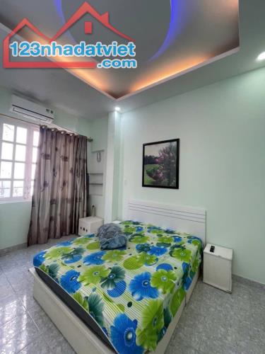 NGAY CV LÀNG HOA - SÁT MT LÊ VĂN THỌ - VÀO Ở NGAY - 35M2 (3,5x10) - 3 TẦNG 3PN, SỔ A4, - 2