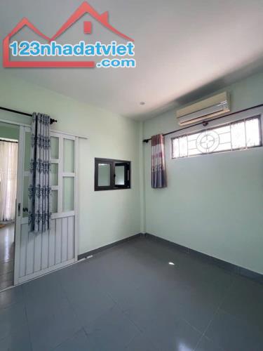 NGAY CV LÀNG HOA - SÁT MT LÊ VĂN THỌ - VÀO Ở NGAY - 35M2 (3,5x10) - 3 TẦNG 3PN, SỔ A4, - 3