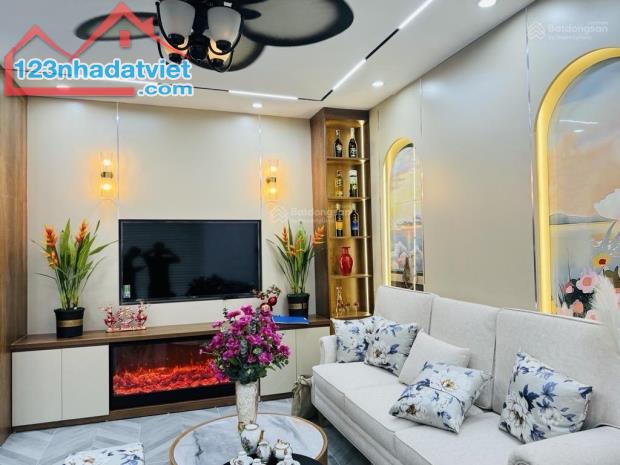 Bán nhà Hoàng Mai 33m², ô tô đỗ cửa vào nhà, nội thất 5*, mặt tiền 6.5m, an sinh đỉnh, 7.8 - 2