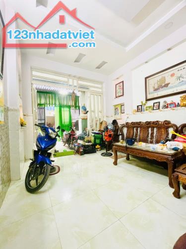 BÁN NHÀ 2 TẦNG - 56M2 Ô TÔ ĐỖ CỬA TRUNG MỸ TÂN XUÂN - GẦN CHỢ TRUNG CHÁNH - GIÁP QUẬN 12 - 3