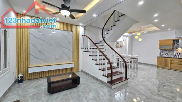 Bán nhà khu vực ĐỀN LỪ, 51/52m2,MT 5m,Ô CHỜ THANG MÁY,SỔ PHÂN LÔ, VÀI BƯỚC RA HỒ,HƠN 7 TỶ