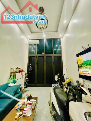 Bán nhà Mạc Thị Bưởi   27/40m-5,5 tầng -7,9 tỷ ( có thương lượng)  Vài bước chân ra phố Mi - 1