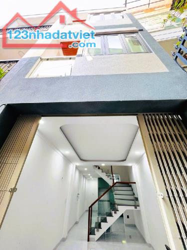 NHÀ MỚI THƠM SƠN - 4 TẦNG x 44 M2 (3,4 X 13) - SÁT MT CÁCH MẠNG THÁNG TÁM - Q.3.