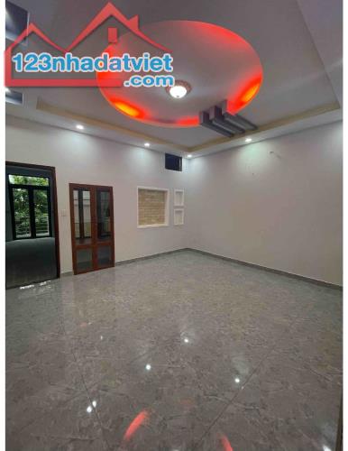 BÁN NHÀ SÁT TÊN LỬA ĐƯỜNG 12M 100m2 4TẦNG 4PN DÒNG TIỀN 30TR/T 11 TỶ - 1