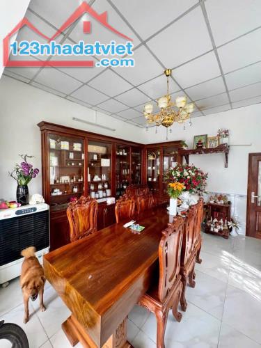 Nhà diện tích 200m2 vừa ở kết hợp kinh doanh. ngang hơn 8m gần mặt tiền đường lớn xe tải