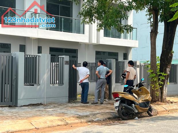 BÁN NHÀ PHỐ phường  AN HÒA TP Biên Hòa 1T 1L 3pn 2w 1pk sân rộng  giá chỉ  hơn 1ty xíu - 1