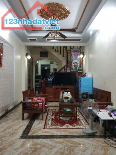 BÁN NHÀ ĐẸP 2.2 TỶ 3 TẦNG 58M2 ( ĐÔNG NAM ) NGÕ NGẮN KHU BÃI VƯỢT