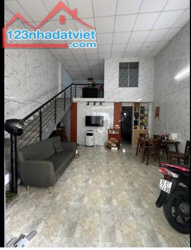 Nhà cấp 4 gác lửng đường Chính Hữu. DT:75m . Ngang 5m9 . Giá : 2tỷ8 thương lượng