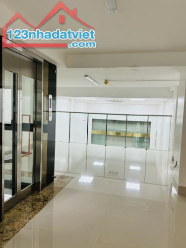 Cho thuê nhà MP Phố Huế, 110m2 mặt tiền 7m thông sàn, thang máy, PCCC