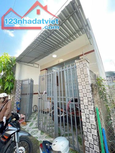 Bán Nhà xã Tân Hiệp-Hóc Môn. 70m2. Giá 700 Triệu. Sổ Riêng Bao Phí. LH 796666342