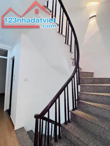 NHỈNH 8 TỶ - NHÀ 40M2 OTO VÀO NHÀ Ở CẦU GIẤY, GẦN PHỐ, NGÕ THÔNG KINH DOANH,NHÀ ĐẸP Ở NGAY - 2