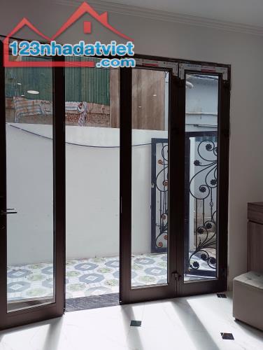 Bán nhà giá rẻ Đ.Tư, phố Ngô Gia Tự, DT 50 m2, ngõ rộng Ô tô vào, 1 bước ra đường 17 m - 2