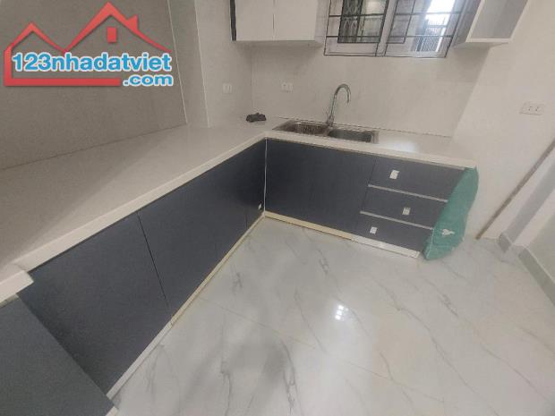 🏠 Nhà đẹp về ở ngay ,trung tâm hoàng cầu DT 30m 5t.mt 3.2 m thoáng trước thoáng sau( giá - 2