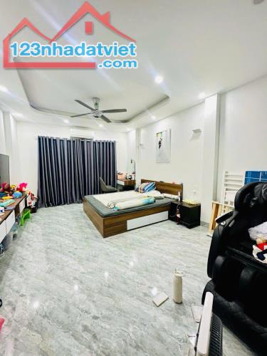 PHẢI THẬT NHANh - HOÀNG CẦU - VỊ TRÍ VIP - ĐẲNG CẤP HOÀNG GIA 44m2, 7tầng 4.1mt giá 13.8tỷ - 4