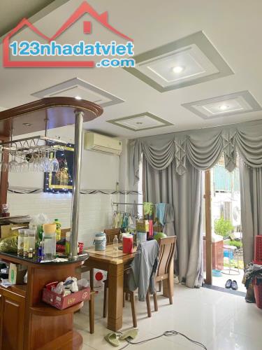 CHÍNH CHỦ cần bán BIỆT THỰ SÂN VƯỜN 135M2, NGANG 7.5M, CHỈ 6.x TỶ