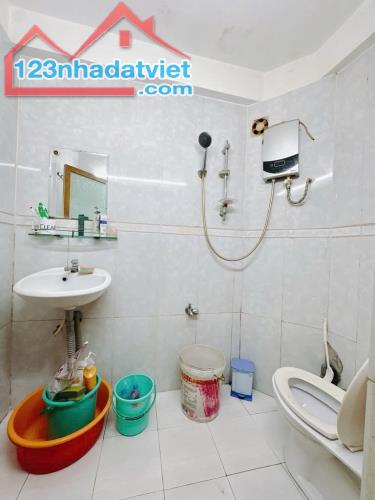 Nhà mới keng Q.4 Nguyễn Tất Thành BTCT 3 tầng chỉ 3tyxxx SH riêng - 3