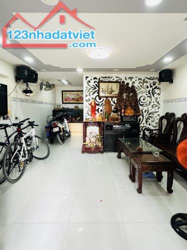 Nhà đẹp ở ngay An Dương Vương, hẻm xe tải đổ cửa, 40m2, 4T, SHR, hoàn công đủ, chỉ 4.1 tỷ