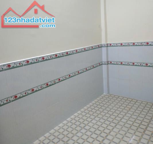 cho thuê nhà hẻm 233 nguyễn văn cừ 2pn lộ ô tô sẵn máy lạnh giá 4.5tr - 1