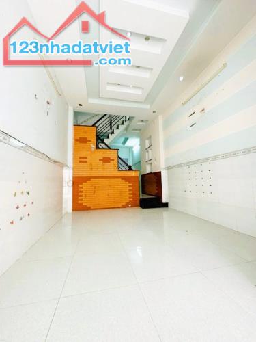 NHỈNH 4 TỶ - LÔ GÓC 3 TẦNG - DT 50 M2, 2 MẶT HẺM XE HƠI, NGUYỄN VĂN KHỐI, GẦN CV LÀNG HOA. - 1