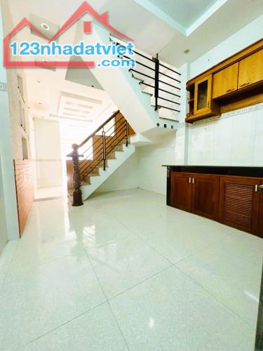 NHỈNH 4 TỶ - LÔ GÓC 3 TẦNG - DT 50 M2, 2 MẶT HẺM XE HƠI, NGUYỄN VĂN KHỐI, GẦN CV LÀNG HOA. - 3