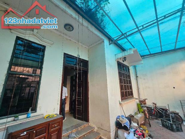 Bán đất tặng nhà 2 tầng cũ - 102m2 - mặt tiền 7m - mặt ngõ 3 bước ra phố - 19.5 tỉ - 1