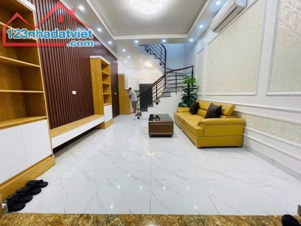 Nhà Đẹp Định Công -Hoàng Mai , DT:40m2 ,Giá hơn 5tỷ ,30m ra oto