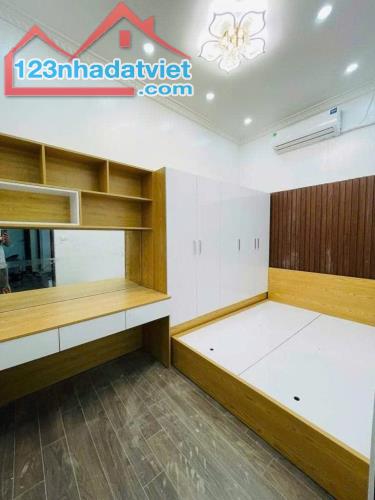 Nhà Đẹp Định Công -Hoàng Mai , DT:40m2 ,Giá hơn 5tỷ ,30m ra oto - 4