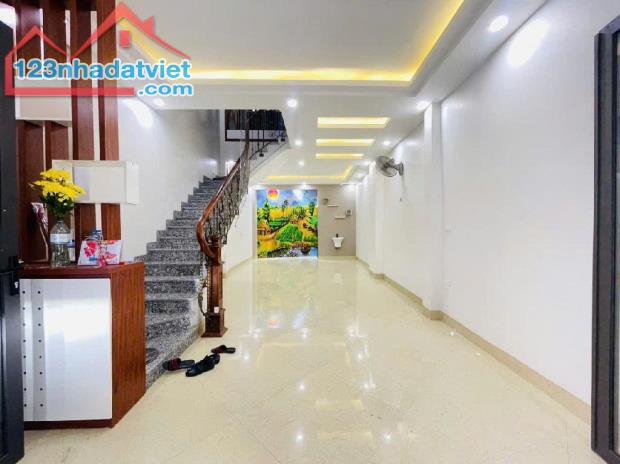 Trung tâm Long Biên, ngõ đẹp, ôtô đỗ cửa, full nội thất - 47m2,5 tầng, 4.3m – Chào 11.5 tỷ - 1