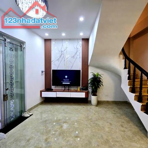 Chị chủ gửi bán nhà mới phố Minh Khai, quận Hai Bà Trưng, 5 tầng 30m2 giá nhỉnh 6 tỷ