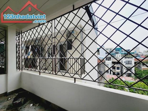 Bán nhà phố Hoàng Mai, Hoàng Văn Thụ 30m, 5 tầng. Giá: 6.2 tỷ - 4