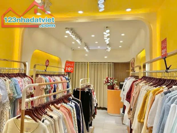 Bán nhà mặt phố kinh doanh đường Cầu Giấy 35m2 vuông đẹp 5 tầng, giá chào 19.5 tỷ - 1