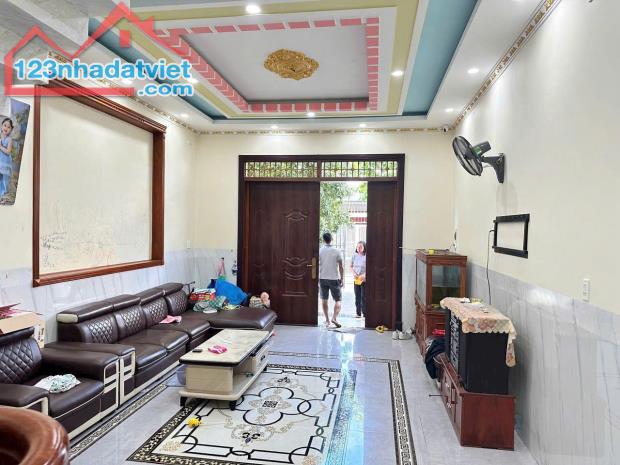 BÁN NHÀ 1T1L P.TRẢNG DÀI NỘI THẤT GỖ MÁI THÁI 140M2 CHỈ 2,69 TỶ - 1