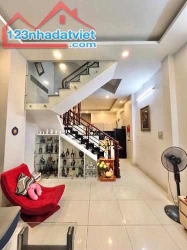 P13 Tân Bình, 4x13m 3 tầng ngay nhà ga T3 chỉ 6 đồng hơn - 1