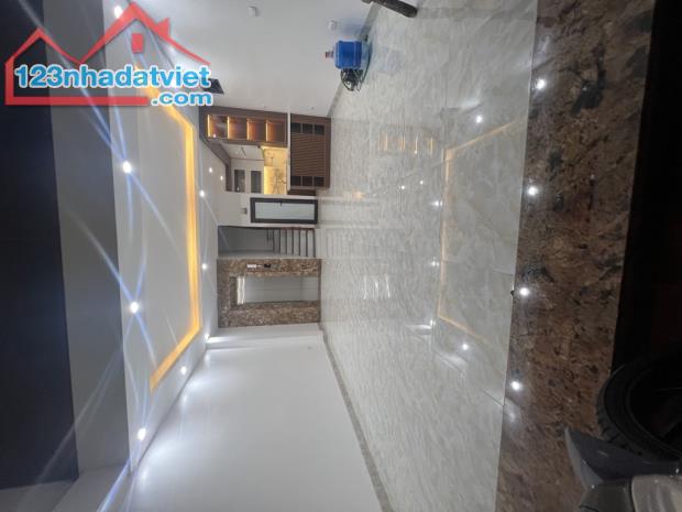 BÁn nhà Hồ đắc di 48m2 8T 13,5 tỷ, Mới kính koong, Thang MÁY, LÔ GÓC, 15M ra OTO ngõ thông